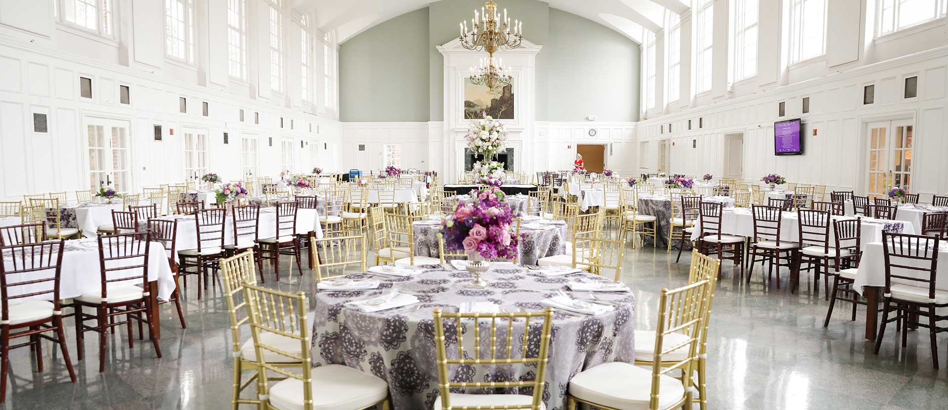 Dining Hall with chandeliers and tablecloths on the tables